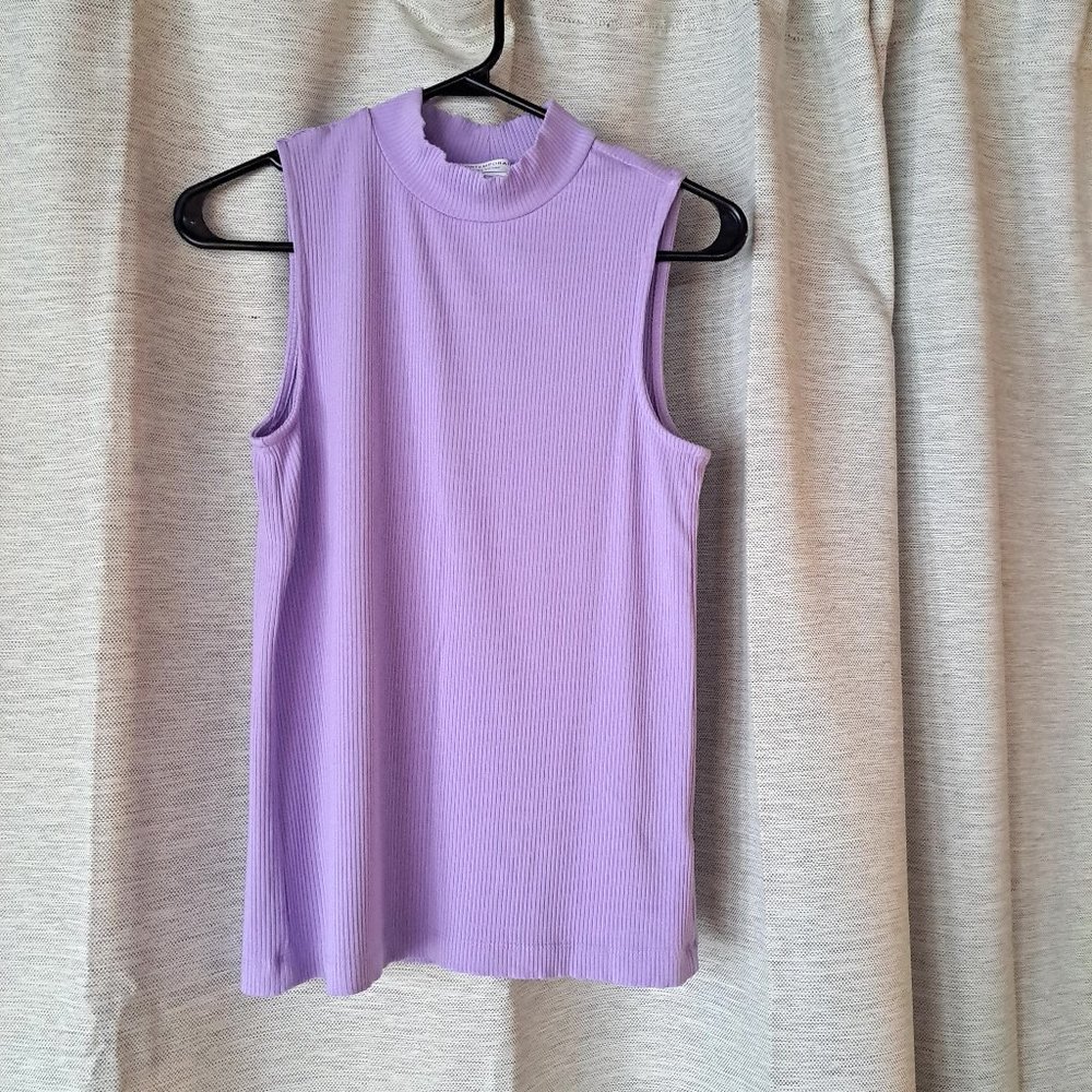 Sleeveless turtleneck